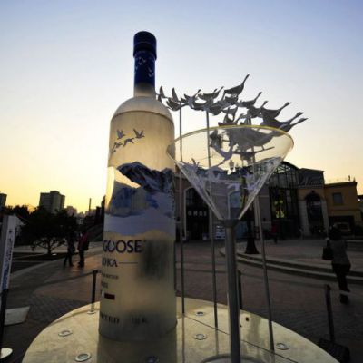 夕阳下酒杯与酒瓶雕塑